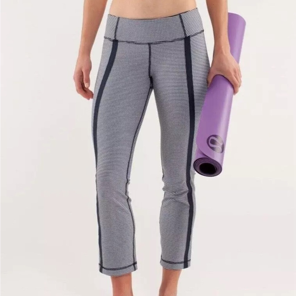 Lululemon Women’s Navy and White Gingham Checkered Cropped Leggings Size 6